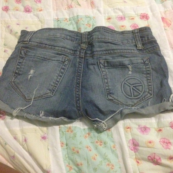 Peace shorts - Picture 2 of 2