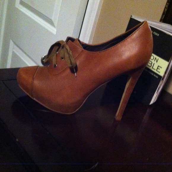 Cute tan pumps/booties
