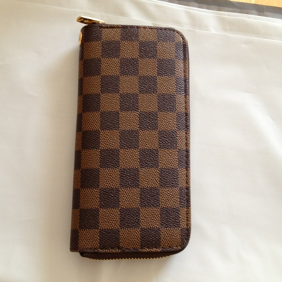 Clutches & Wallets - Super cute Brown checkered single zipper wallet!!