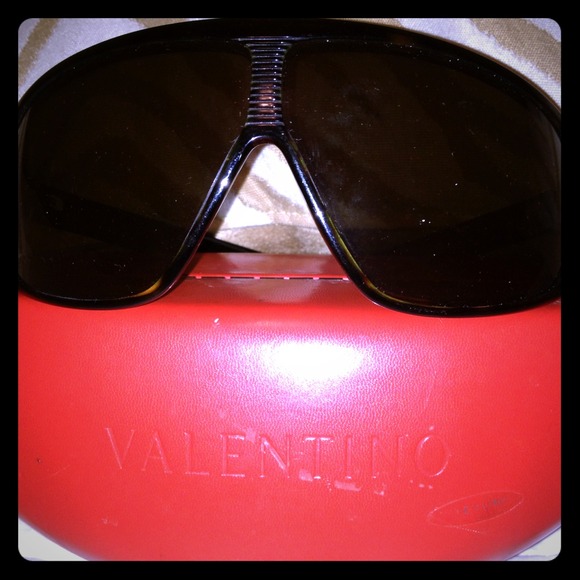 REDUCED🎀🎀Authentic Valentino sunglasses😎