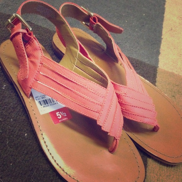 Nine West coral sandals!