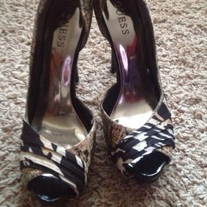 Guess pumps