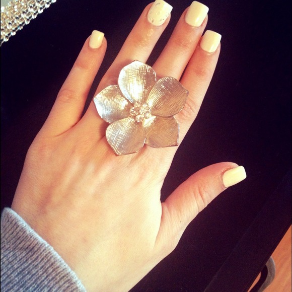 Jewelry - 💥REDUCED💥Silver-Gold Flower Ring