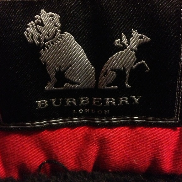 ♦♦SOLD♦♦.  Burberry dog bed - Picture 1 of 4