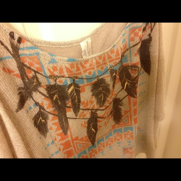 LEAF PRINTS TOP WITH HOLED SHOULDER - Picture 2 of 3