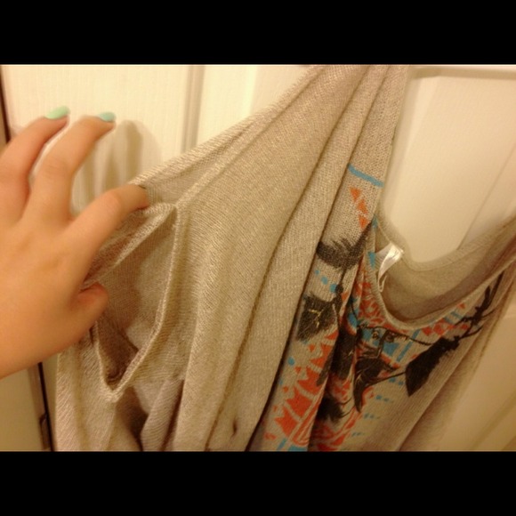 LEAF PRINTS TOP WITH HOLED SHOULDER - Picture 3 of 3