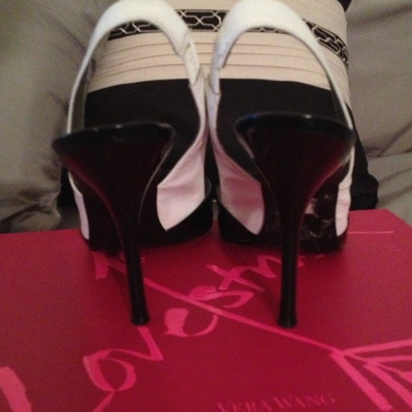 Guess black and white peep toe slingback heels - Picture 3 of 3