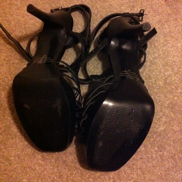 👠👠👠GUESS BLACK HEELS👠👠👠 - Picture 2 of 3