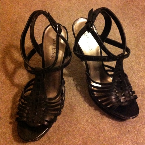 👠👠👠GUESS BLACK HEELS👠👠👠 - Picture 3 of 3
