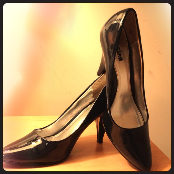 Fabulous Navy Blue Patent leather pumps!