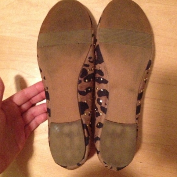 Leopard flats with gold accents - Picture 2 of 3
