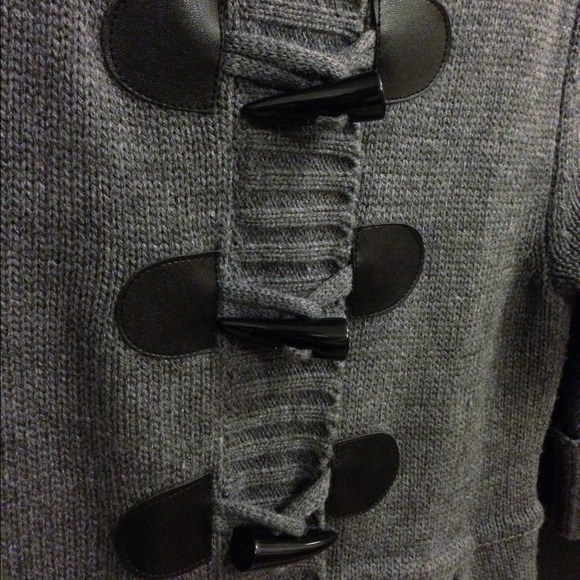 ❌SOLD❌Dark Gray Piper and Blue Sweater! S - Picture 3 of 4