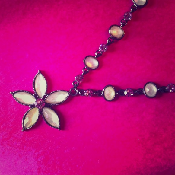 🎯Sold🎯 bundle🎯Antique Looking Flower Necklace