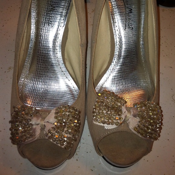 Cute beige open toe hills
