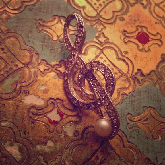 ⭐Sold⭐Music Brooch w/ pearl