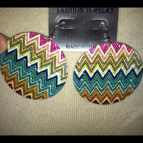 *NWT* metal chevron multi-color earrings - Picture 2 of 4