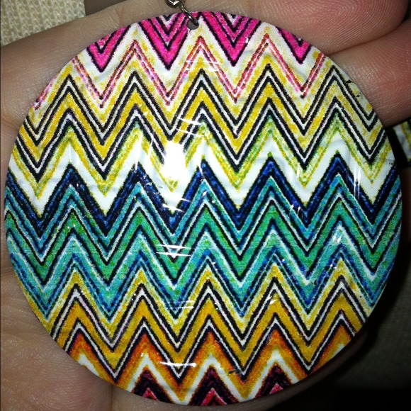 *NWT* metal chevron multi-color earrings - Picture 3 of 4