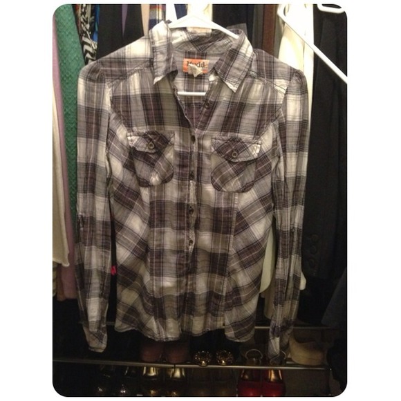 Free with $10 purchase. Black and white plaid🎀