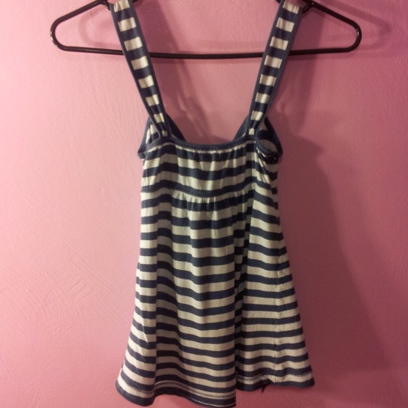 SOLD Hollister Top - Picture 2 of 3