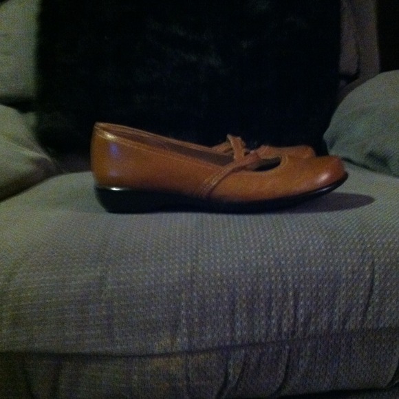 Brown Mary Jane flats - Picture 2 of 2