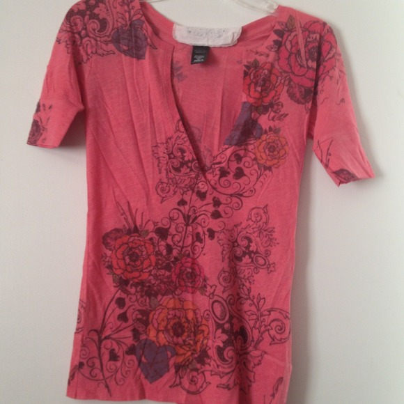 💥💥SOLD💥💥NWOT Low v neck printed top.