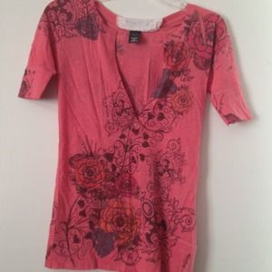 💥💥SOLD💥💥NWOT Low v neck printed top.