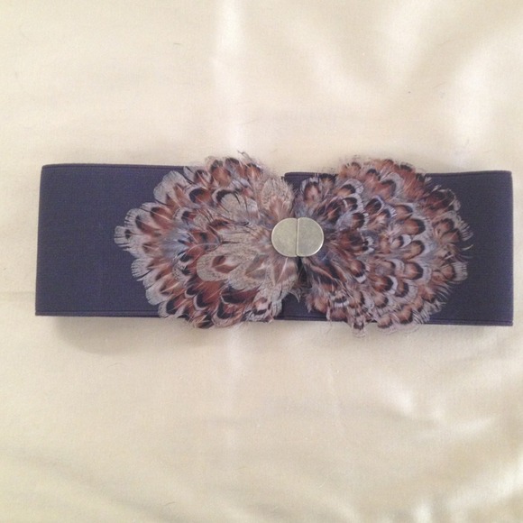 High waisted belt with feather emblishment