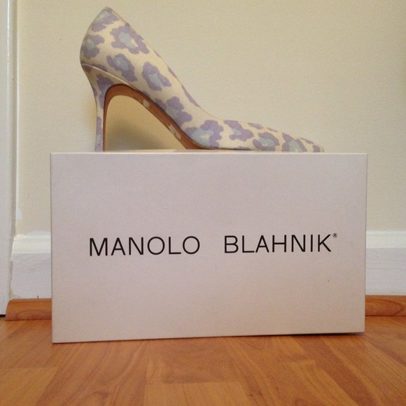 Manolo Blahnik Shoes - Manolo Blahnik Froda pumps with lavender flowers