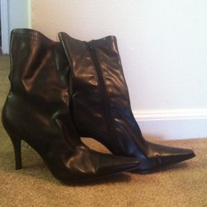 Super cute black stiletto boots!