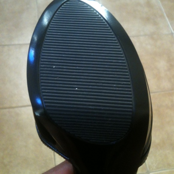 Marc Fisher black patent leather stilettos. - Picture 4 of 4