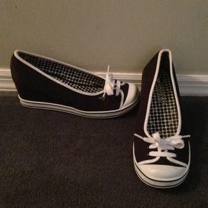 Roxy black and white front tie wedges