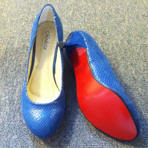 Blue faux snakeskin pumps with red sole NEVER WORN