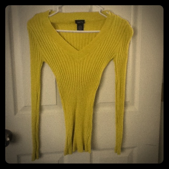 I am selling a cute yellow top