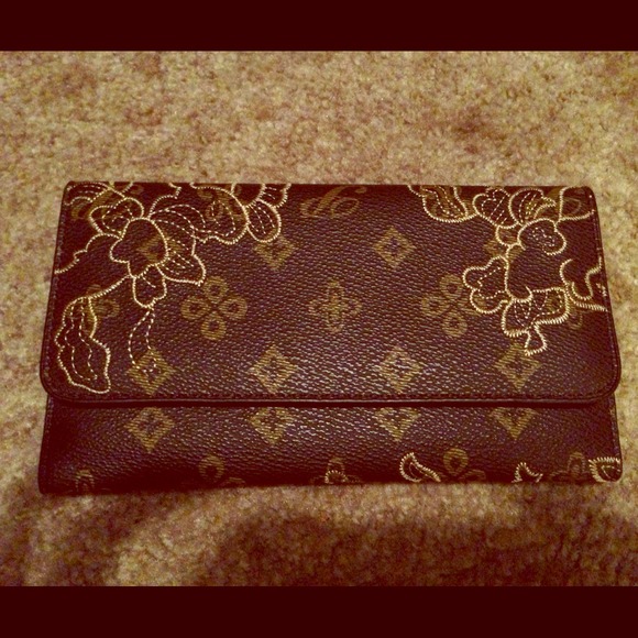 🎉SOLD🎉 Leather wallet. Lots of compartments.