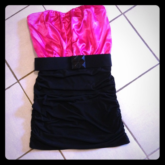 ❤Sold❤Pink and black strapless