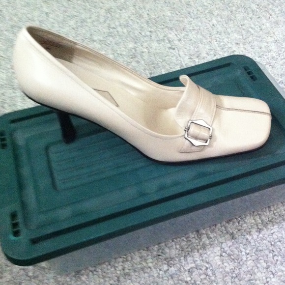 Brand new Enzo Angiolini cream heel