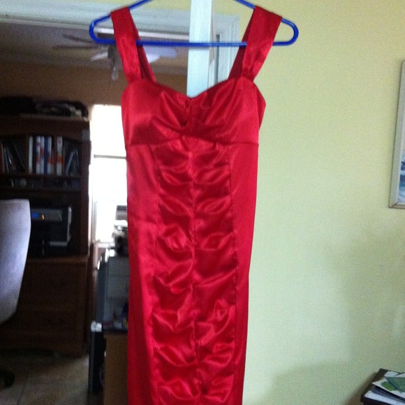 Red silky dress - Picture 2 of 2