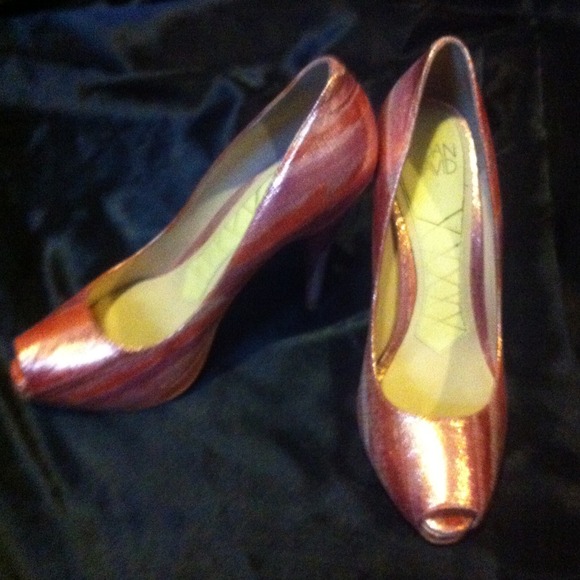 Joan and David Felicia pump 7 1/2