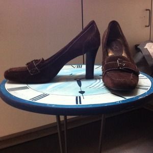 👇REDUCED!👇Brown Suede Nine & Co Heels!