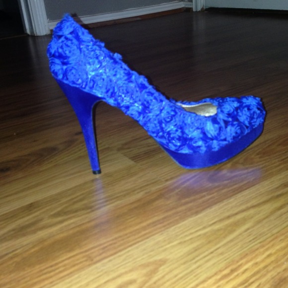 🔥SALE🔥Like New Blue Rosette Stiletto Pumps - Picture 2 of 3