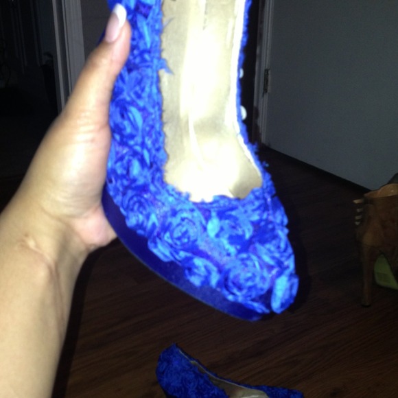 🔥SALE🔥Like New Blue Rosette Stiletto Pumps - Picture 3 of 3