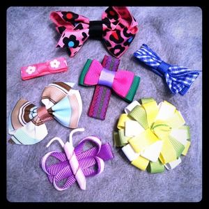 7 hairclips/bows