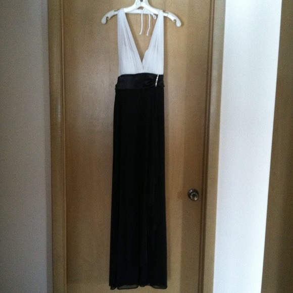 Black & white formal dress. Perfect shape