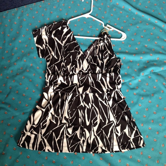 ⬇Black and white one shoulder top
