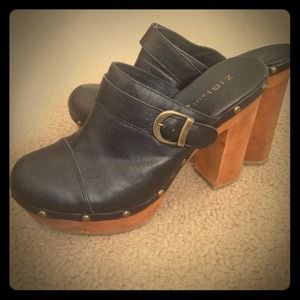 ✋Reserved until 3/10 Black clogs from Bakers