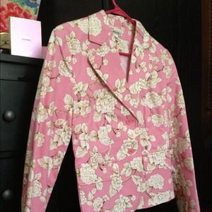 Size 4 - jacket in very cute pink color!!