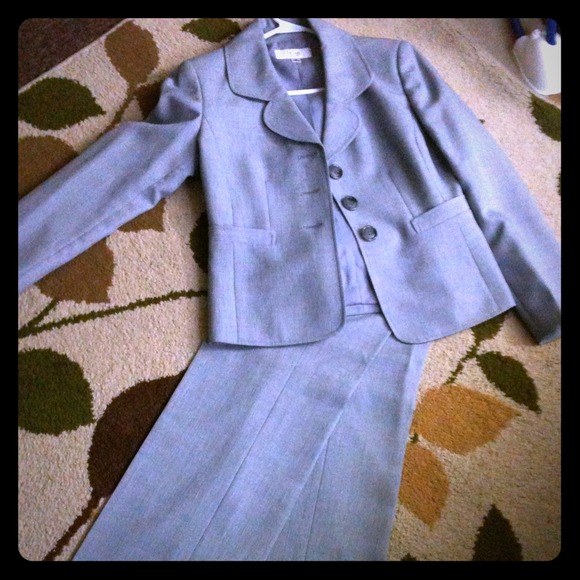 Le suit brand new pretty gray suit.