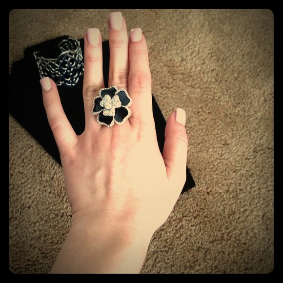 💜Reduced!!💜Lia Sophia Dahlia ring size 7