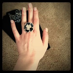 💜Reduced!!💜Lia Sophia Dahlia ring size 7