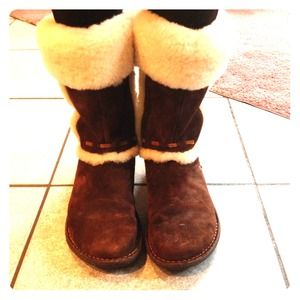 Authentic UGG boots with fur trim